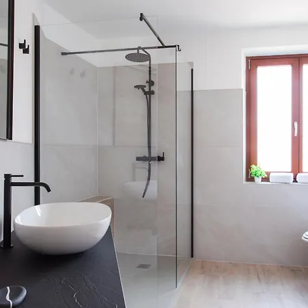 Design Alpino In Centro Con Balcone E Parcheggio Апартаменты